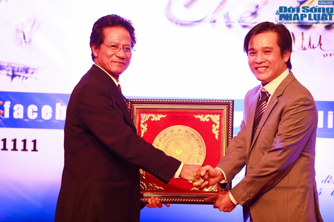 Vợ chồng Chế Linh ấm áp trong vòng tay fan hâm mộ tại Hà Nội