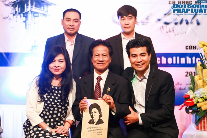 Vợ chồng Chế Linh ấm áp trong vòng tay fan hâm mộ tại Hà Nội