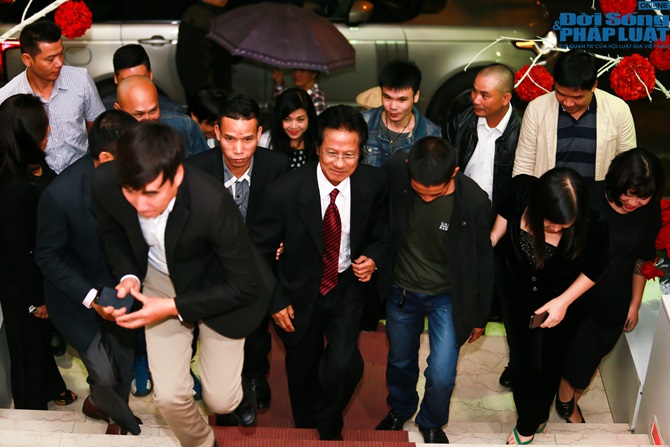 Vợ chồng Chế Linh ấm áp trong vòng tay fan hâm mộ tại Hà Nội