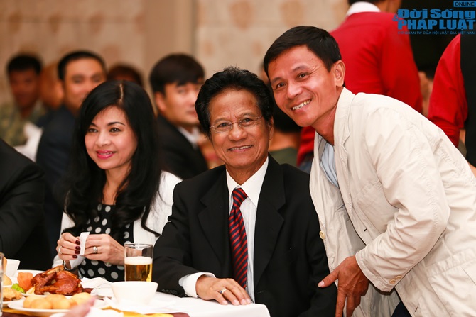 Vợ chồng Chế Linh ấm áp trong vòng tay fan hâm mộ tại Hà Nội