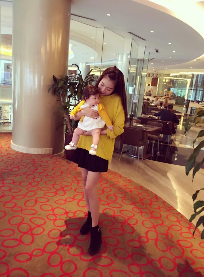 Hai mẹ con Elly Trần “ton sur ton” cực sành điệu