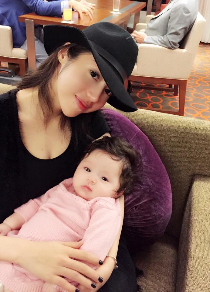 Hai mẹ con Elly Trần “ton sur ton” cực sành điệu