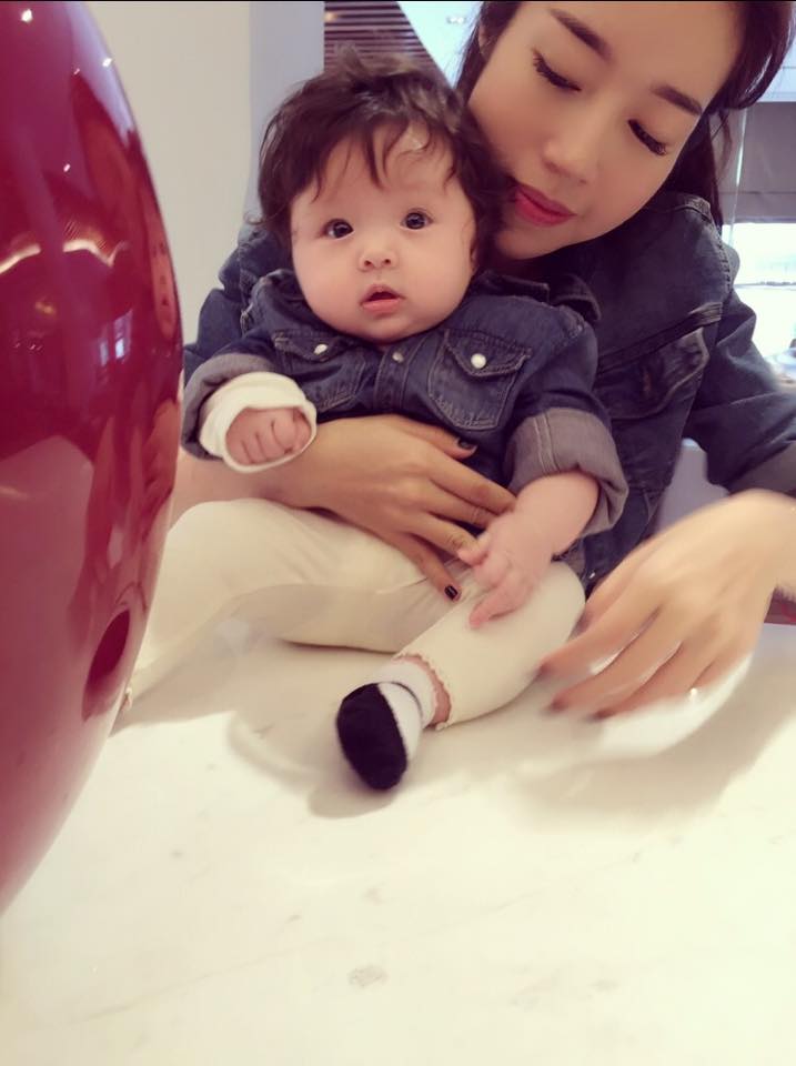 Hai mẹ con Elly Trần “ton sur ton” cực sành điệu