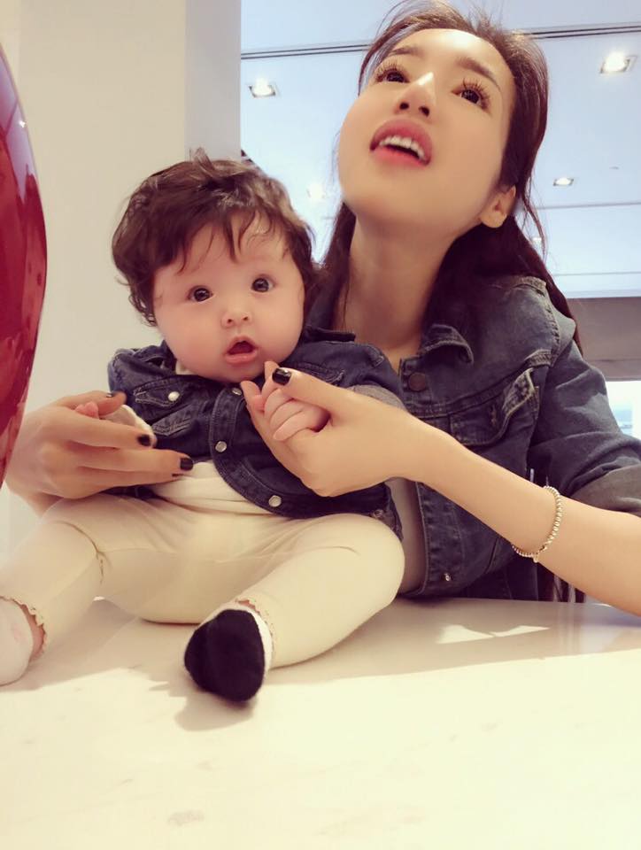 Hai mẹ con Elly Trần “ton sur ton” cực sành điệu