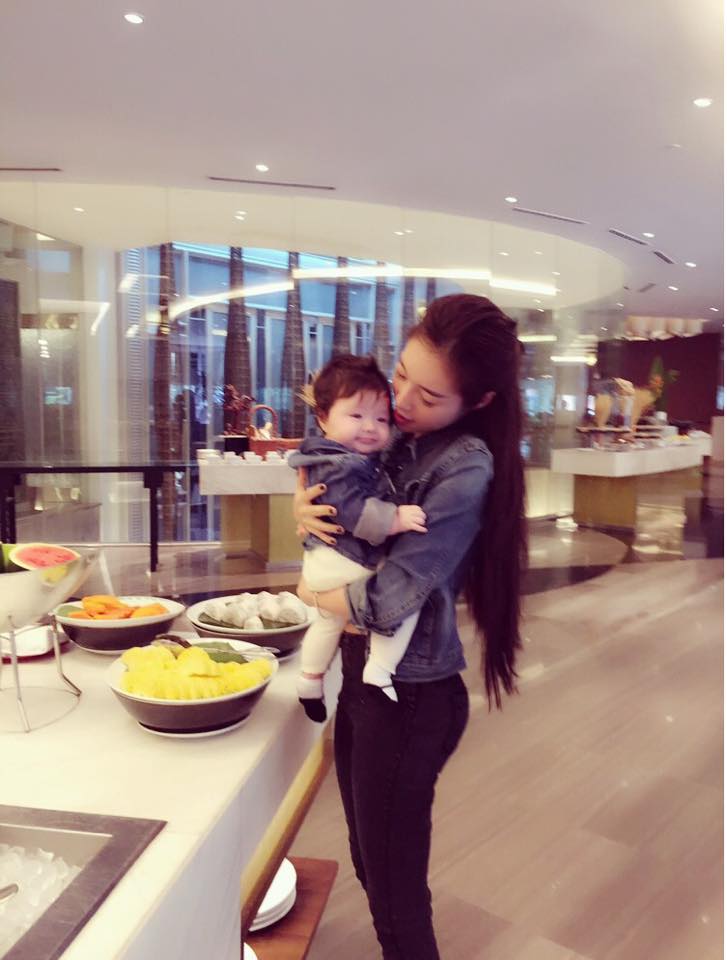 Hai mẹ con Elly Trần “ton sur ton” cực sành điệu