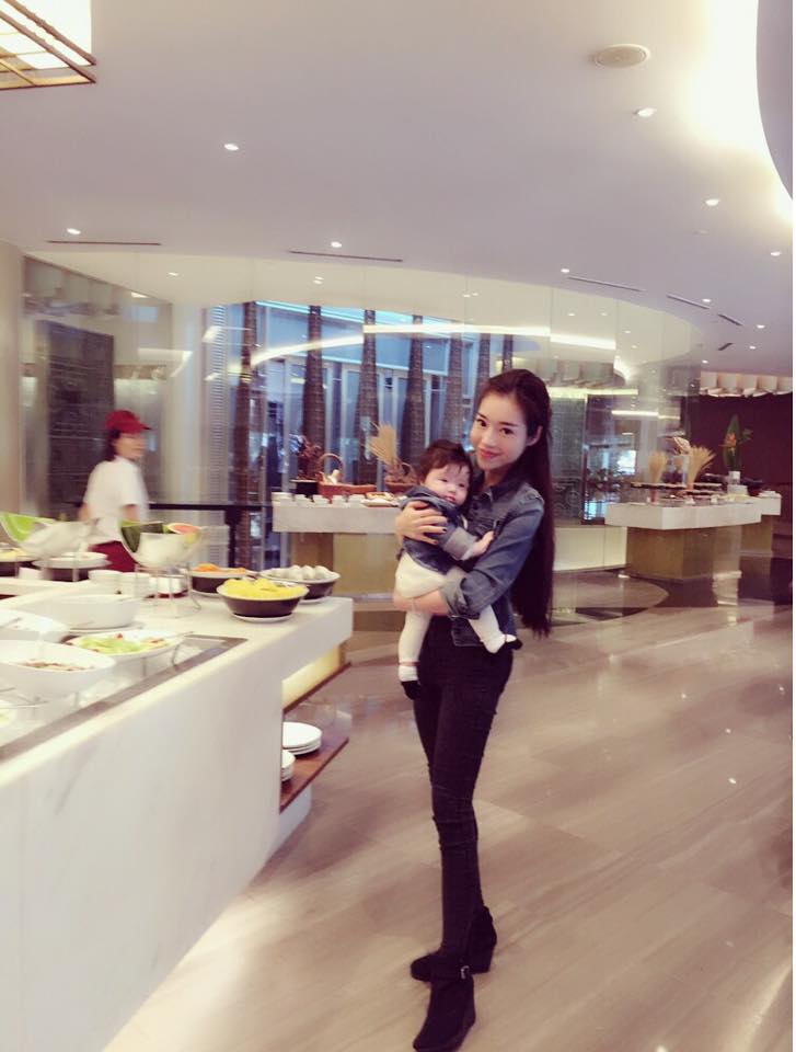 Hai mẹ con Elly Trần “ton sur ton” cực sành điệu