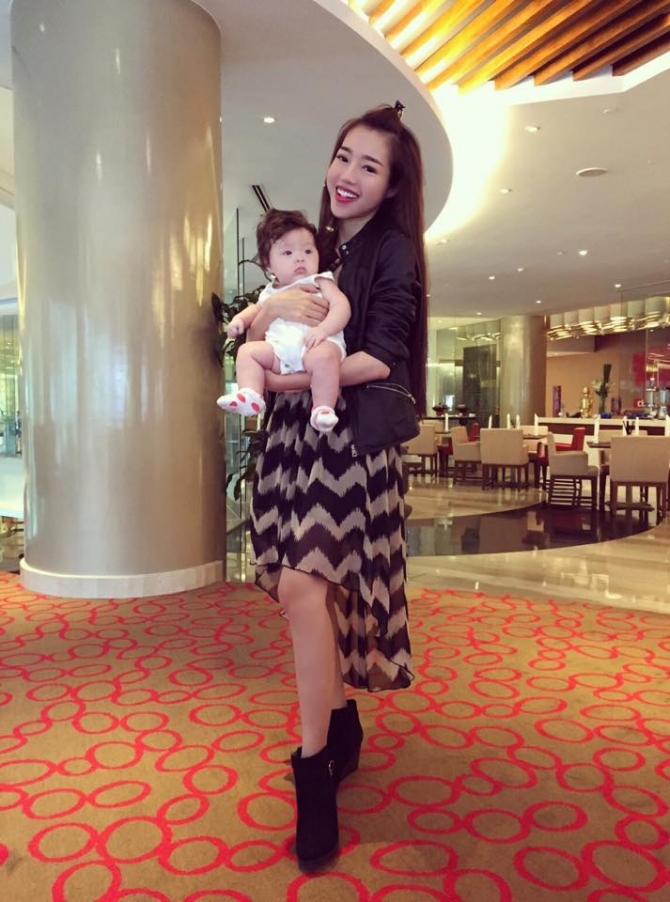 Hai mẹ con Elly Trần “ton sur ton” cực sành điệu