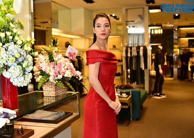  Trương Ngọc Ánh lựa trang phục cho “người tình” Kim Lý 