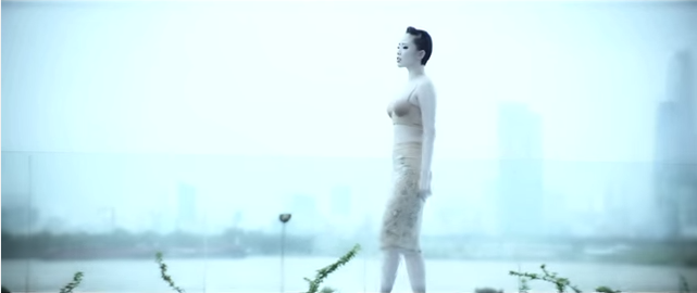 Clip: Tóc Tiên gợi cảm bên trai Tây trong MV mới