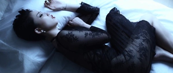 Clip: Tóc Tiên gợi cảm bên trai Tây trong MV mới