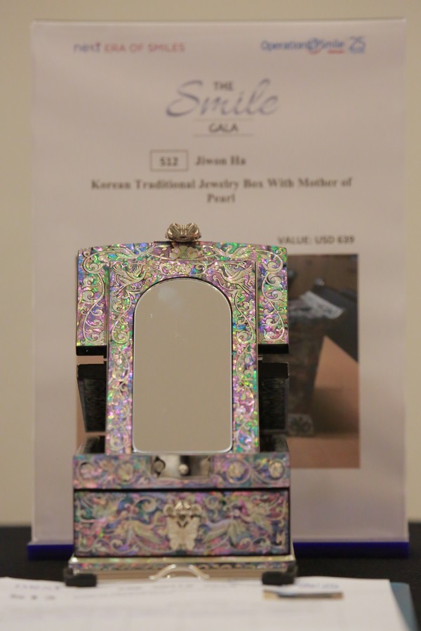 Ha Ji Won đấu giá hộp đồ trang điểm gây quỹ từ thiện