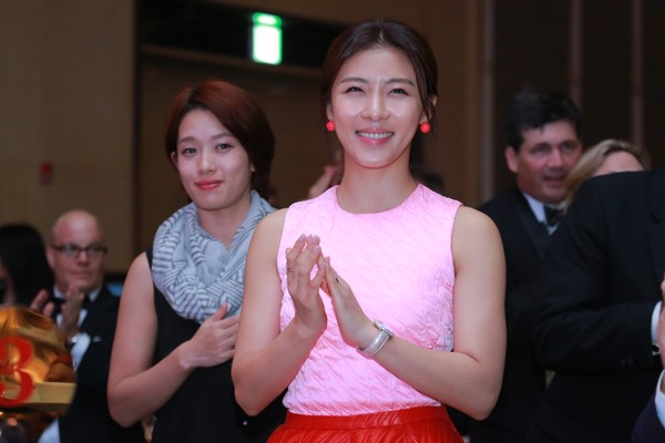 Ha Ji Won đấu giá hộp đồ trang điểm gây quỹ từ thiện