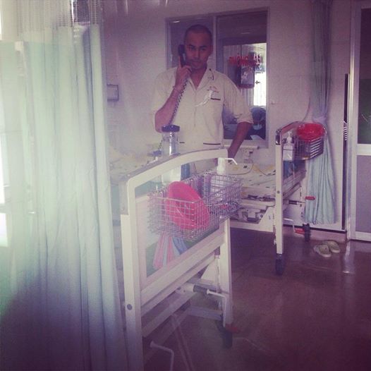 Vợ Duy Nhân thăm chồng qua cửa kính