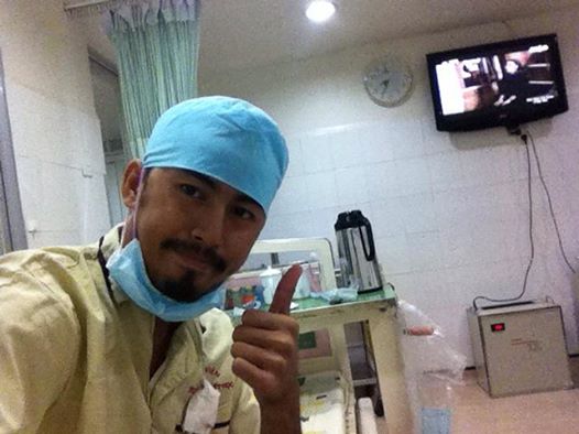 Vợ Duy Nhân thăm chồng qua cửa kính