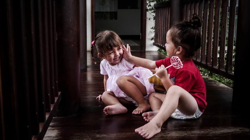 Khoảnh khắc cực yêu của cặp thiên thần Tôm - Tép nhà Hồng Nhung