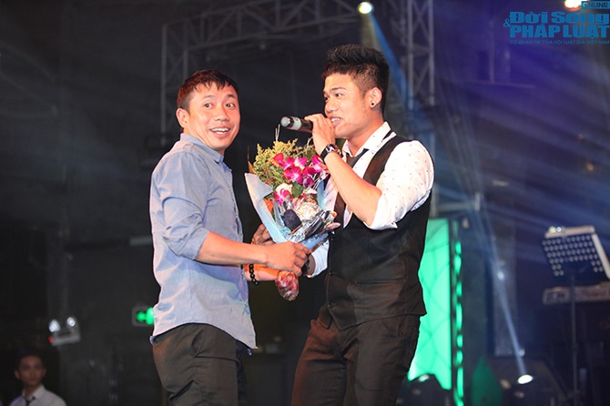 Ngọc Minh đón sinh nhật khác thường ở vỉa hè