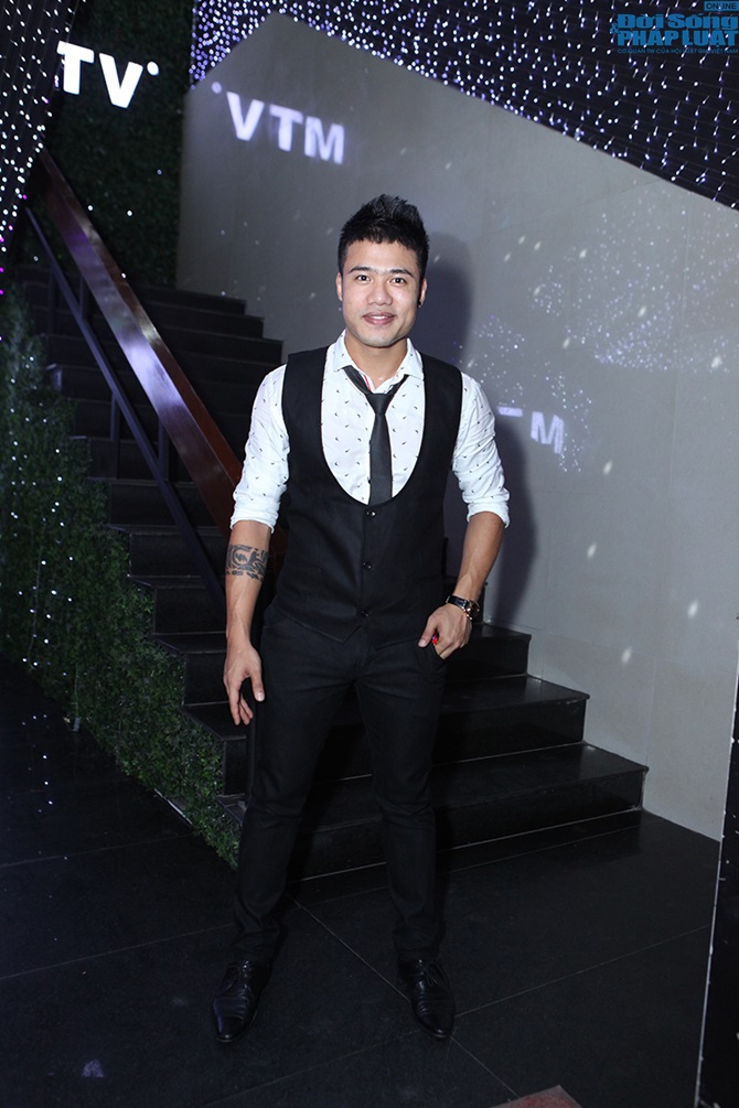 Ngọc Minh đón sinh nhật khác thường ở vỉa hè