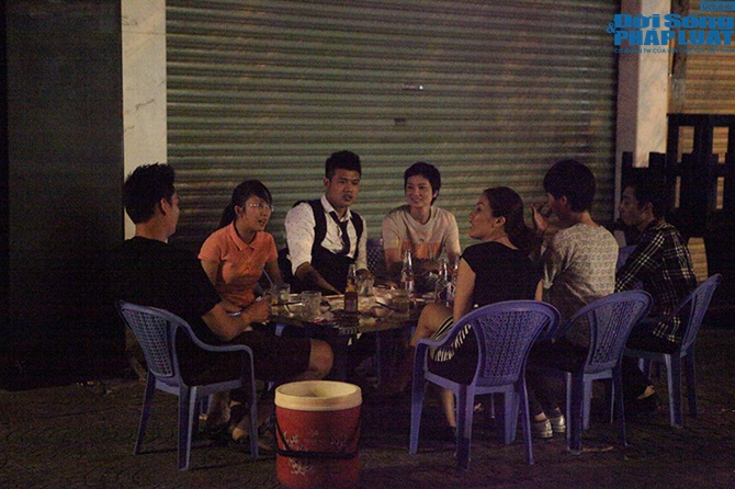 Ngọc Minh đón sinh nhật khác thường ở vỉa hè