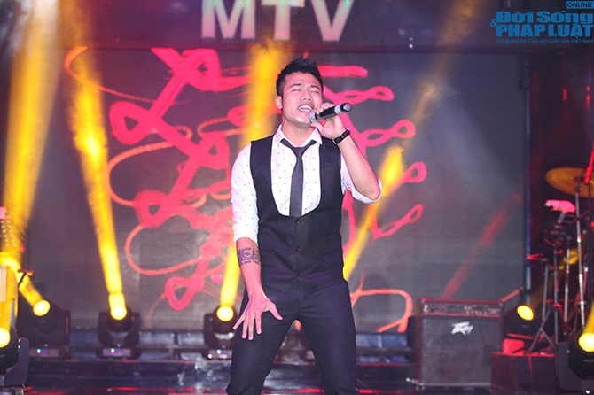 Ngọc Minh đón sinh nhật khác thường ở vỉa hè