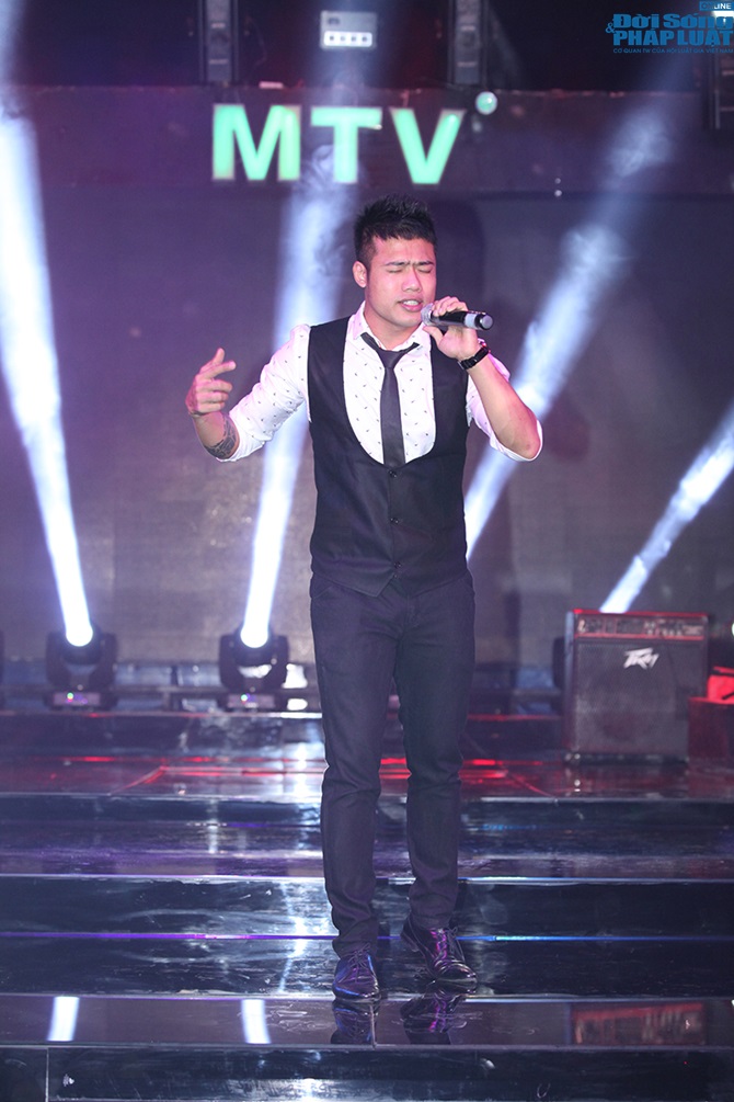 Ngọc Minh đón sinh nhật khác thường ở vỉa hè