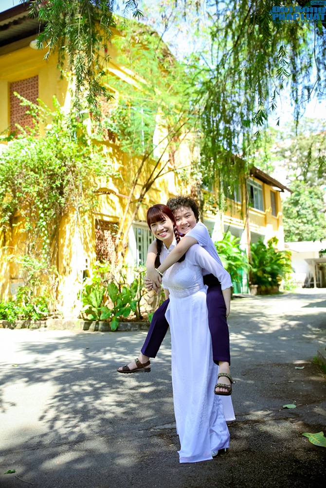 Pha Lê làm cô giáo ôn lại tuổi thơ với Hoàng Anh 