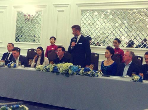 Nét sang chảnh của người đẹp 9x phiên dịch cho David Beckham