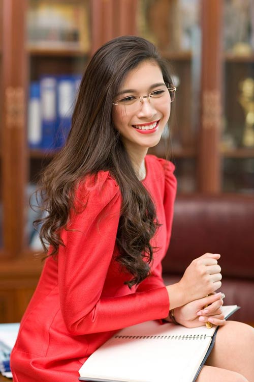 Nét sang chảnh của người đẹp 9x phiên dịch cho David Beckham