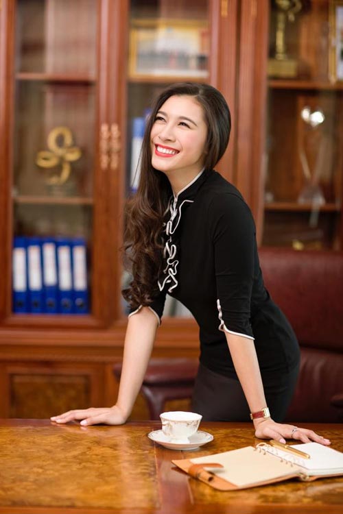 Nét sang chảnh của người đẹp 9x phiên dịch cho David Beckham