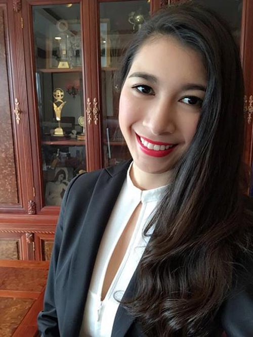 Nét sang chảnh của người đẹp 9x phiên dịch cho David Beckham