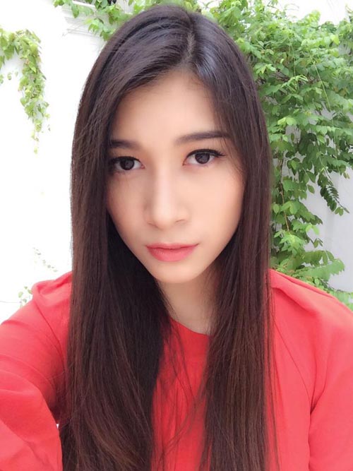 Nét sang chảnh của người đẹp 9x phiên dịch cho David Beckham