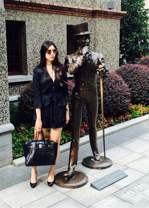 Nét sang chảnh của người đẹp 9x phiên dịch cho David Beckham