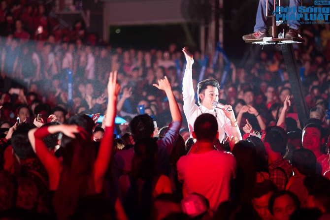 Dương Triệu Vũ nén cơn đau để chiều lòng khán giả