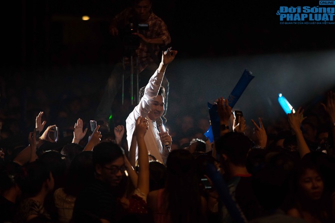 Dương Triệu Vũ nén cơn đau để chiều lòng khán giả