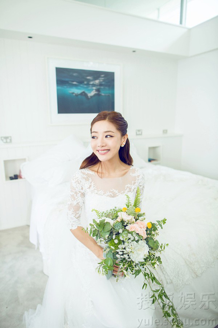 “Tiểu Châu Tấn” rạng ngời hạnh phúc trong ngày cưới