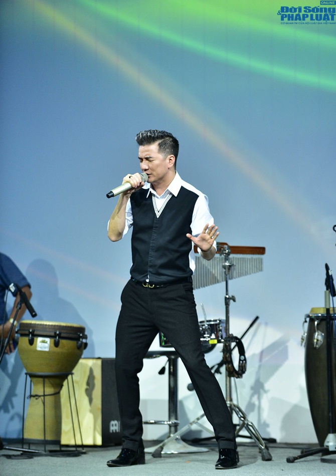 Văn Mai Hương cùng Đàm Vĩnh Hưng hát ủng hộ Duy Nhân