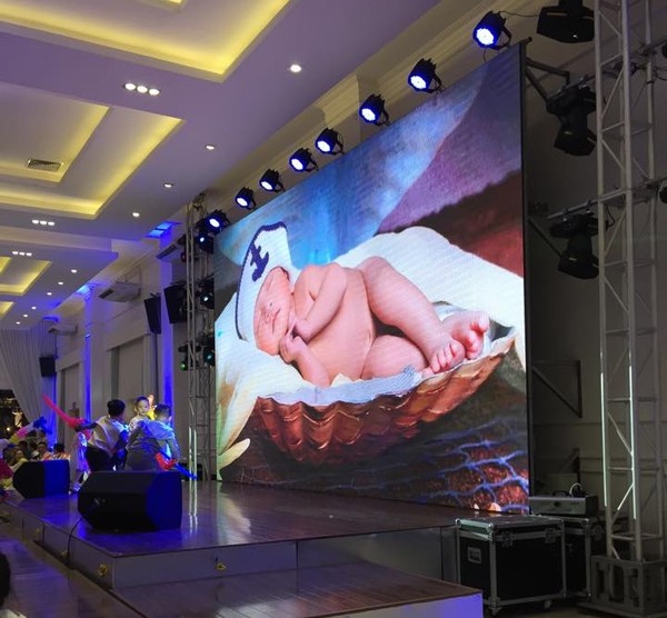 Lộ diện ảnh con trai Tuấn Hưng giống bố như đúc