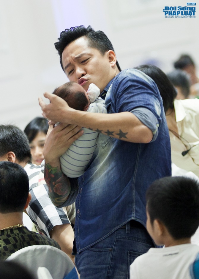 Lộ diện ảnh con trai Tuấn Hưng giống bố như đúc