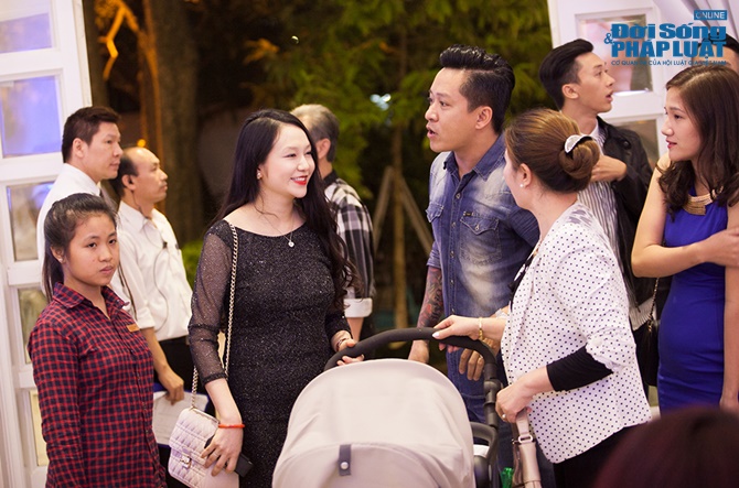 Lộ diện ảnh con trai Tuấn Hưng giống bố như đúc