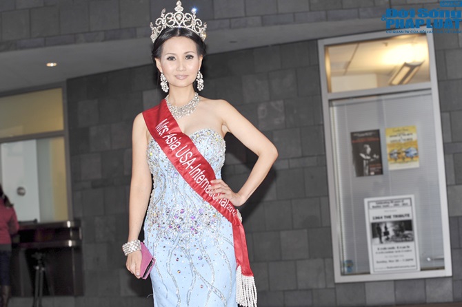 Hoa hậu quý bà Sương Đặng hở bạo vòng 1 trong sự kiện tại Mỹ