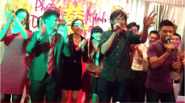 Clip: Hoài Linh hát đám cưới gây sốt Clip: Hoài Linh hát đám cưới gây sốt