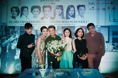 Đàm Vĩnh Hưng mang siêu xe mạ vàng 40 tỷ lên sân khấu