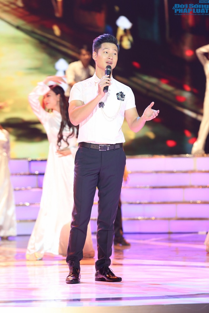 Thu Thủy tái xuất gợi cảm sau kết hôn