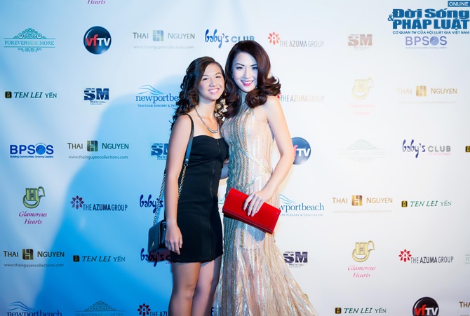 Hoa hậu Jennifer chung khoe em gái trong một sự kiện từ thiện