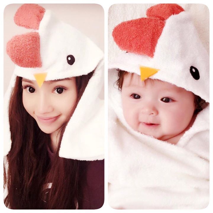 Nhóc tỳ nhà Elly Trần hóa “bọ cánh cứng” màu hồng dễ thương