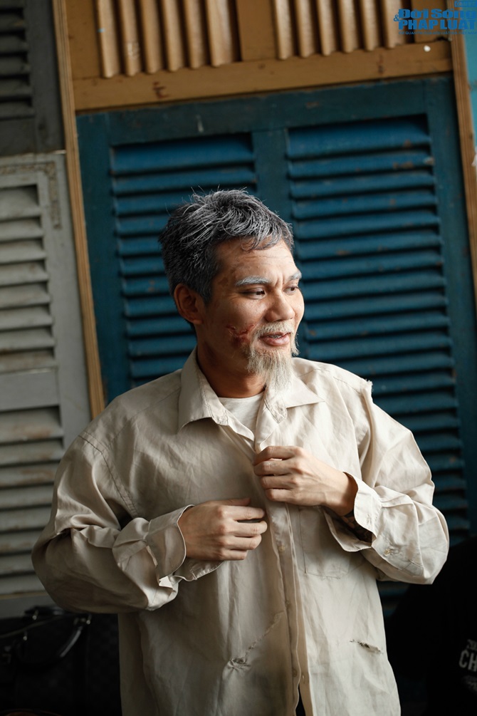 Khắc Việt hóa ông lão 70 tuổi để theo dõi người yêu ngoại tình