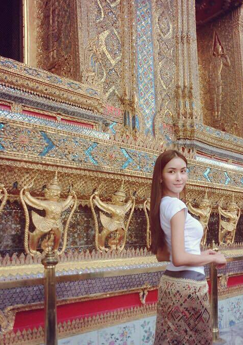 Ngắm vẻ đẹp của mỹ nhân chuyển giới Lào