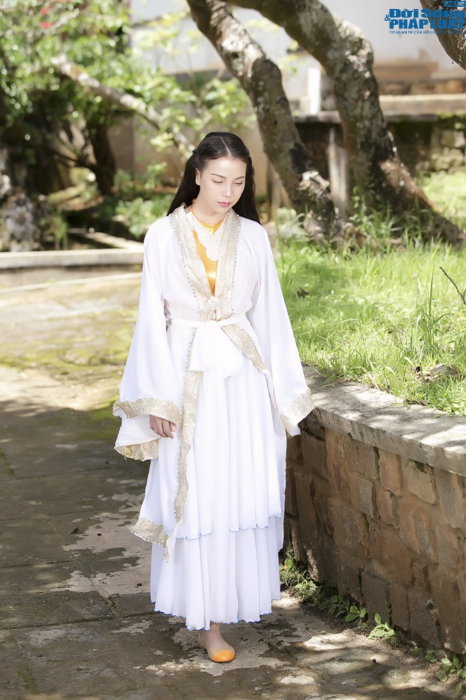 Trà Ngọc Hằng lưng trần nuột nà, nóng bỏng chạm môi diễn viên Min