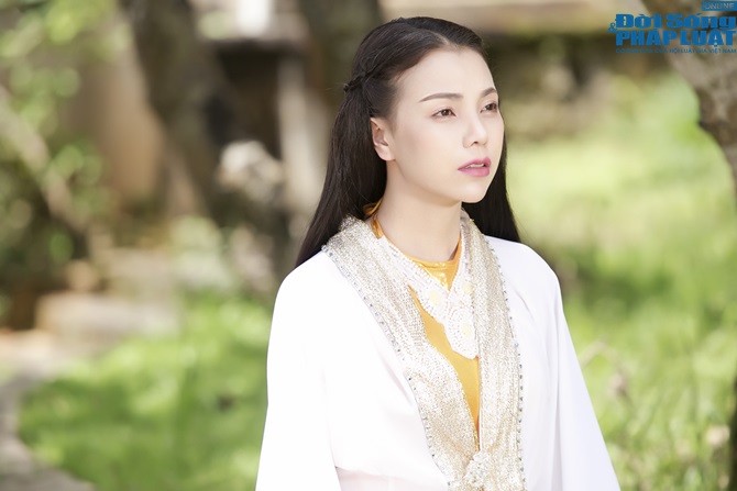 Trà Ngọc Hằng lưng trần nuột nà, nóng bỏng chạm môi diễn viên Min