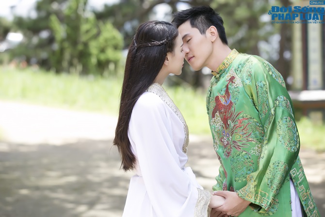 Trà Ngọc Hằng lưng trần nuột nà, nóng bỏng chạm môi diễn viên Min