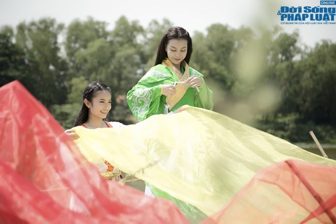 Trà Ngọc Hằng lưng trần nuột nà, nóng bỏng chạm môi diễn viên Min